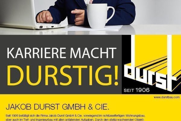 Ein Kind in Anzug und Brille sitzt vor einem Laptop und einer Kaffeetasse, begleitet von Werbetexten der Firma "Jakob Durst GmbH & Cie." mit dem Slogan "KARRIERE MACHT DURSTIG!".